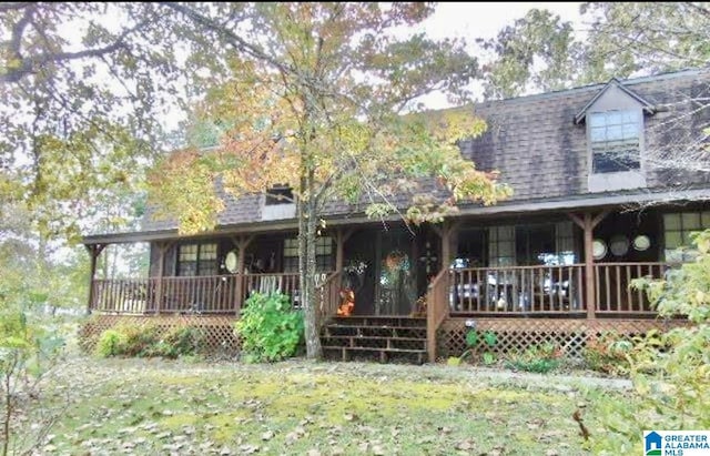 view of front facade featuring covered porch and a front lawn