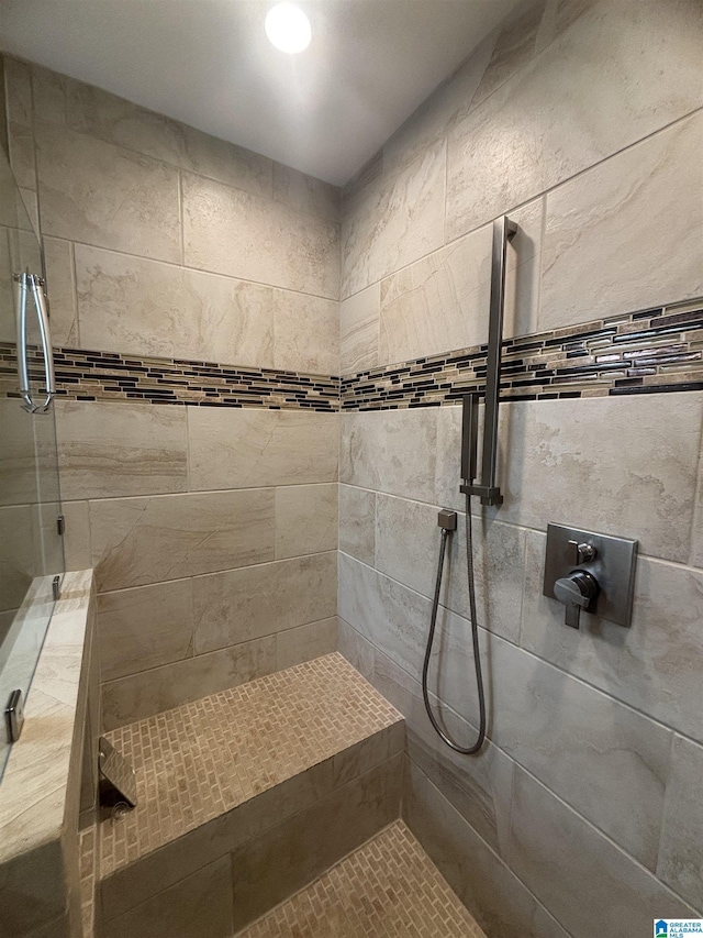 bathroom featuring a tile shower