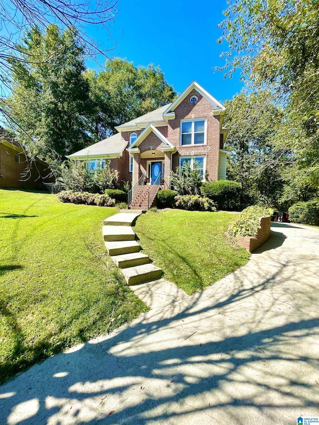 view of front of home featuring a front lawn