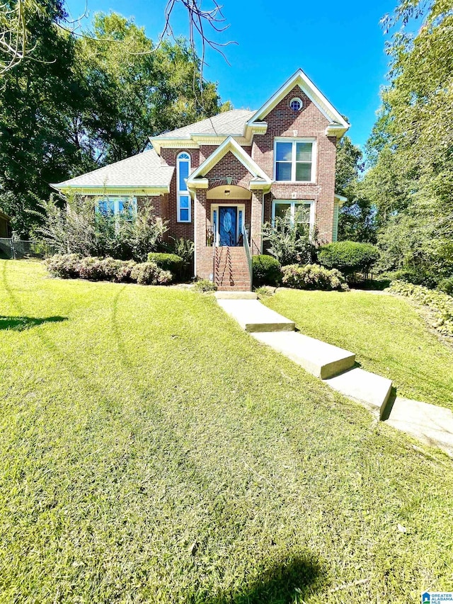 view of front facade featuring a front lawn