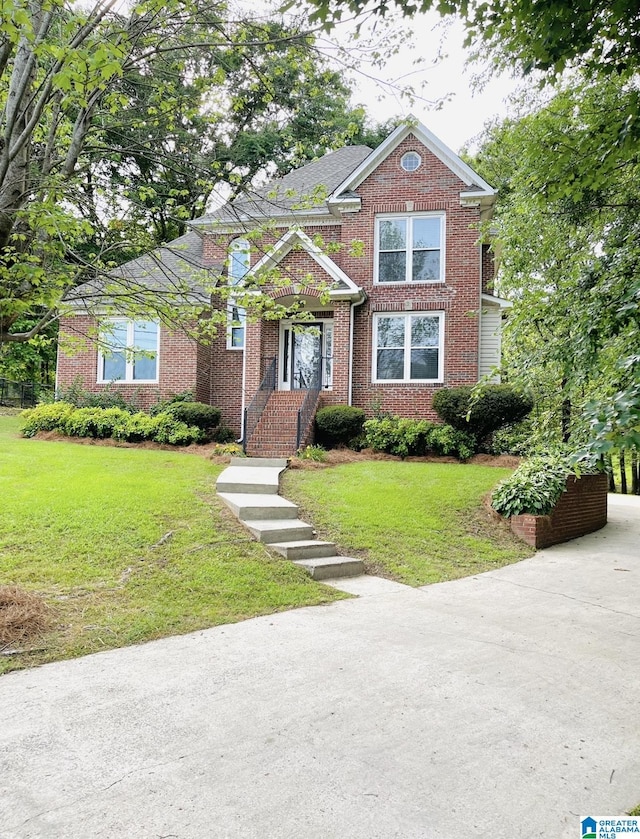 view of front of home featuring a front lawn