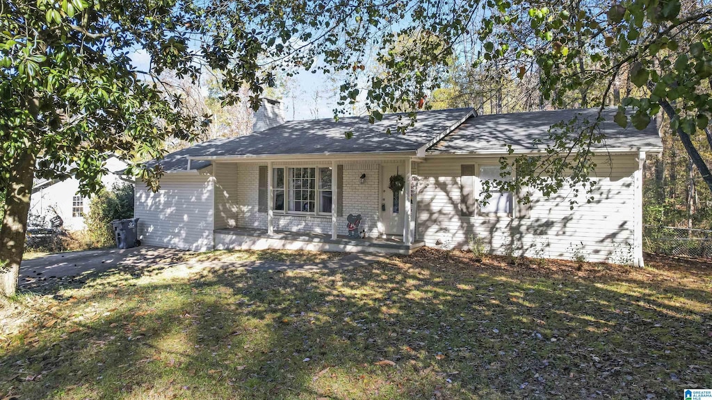 view of front facade featuring a front yard