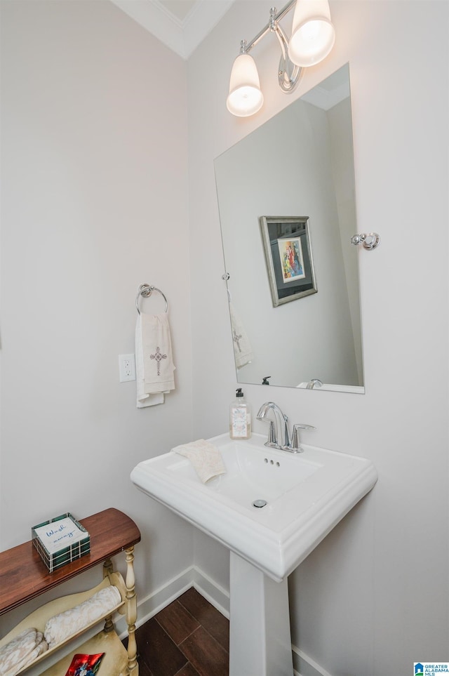 bathroom with ornamental molding