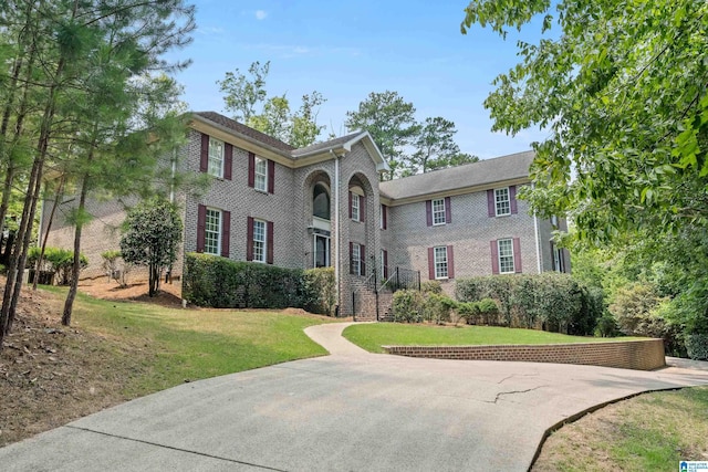 colonial home with a front yard