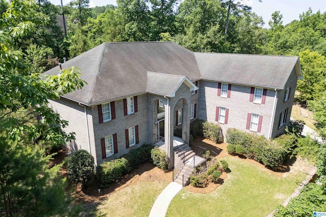 colonial-style house featuring a front yard