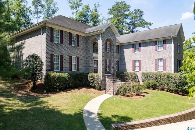 colonial house featuring a front yard