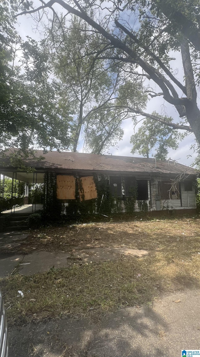 view of front of home with a carport