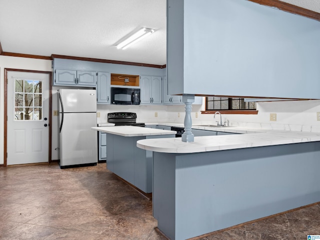 kitchen with kitchen peninsula, sink, ornamental molding, and black appliances