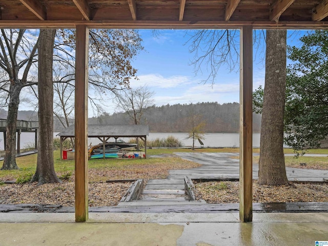 view of yard featuring a water view