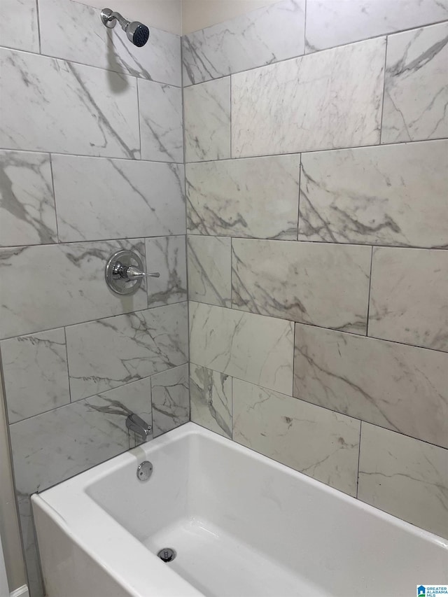 bathroom featuring tiled shower / bath