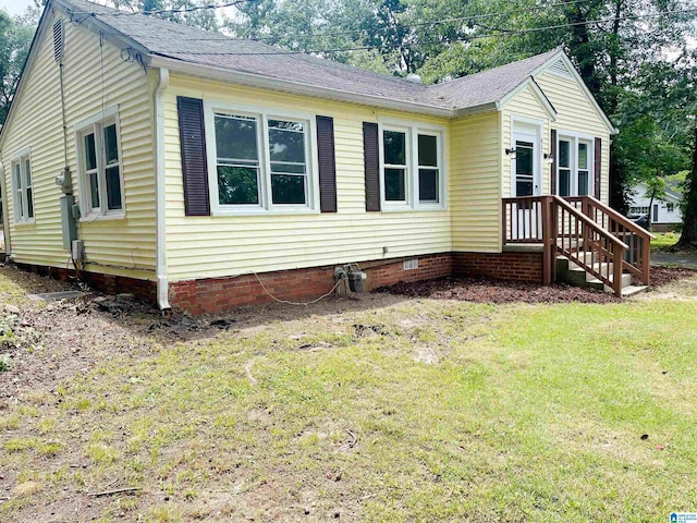 view of front of property with a front yard