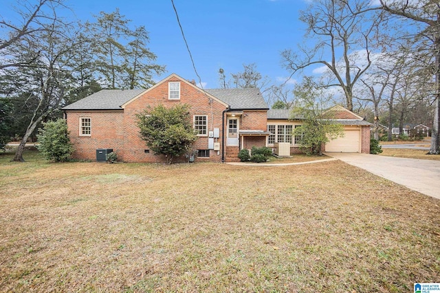 view of front of home featuring a front yard and a garage