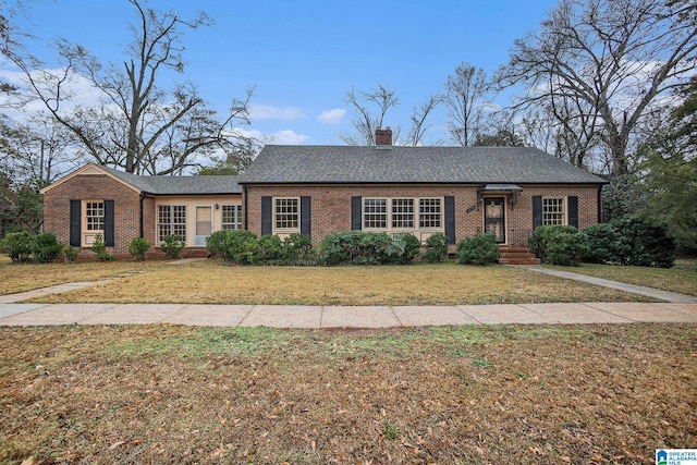 ranch-style house featuring a front lawn