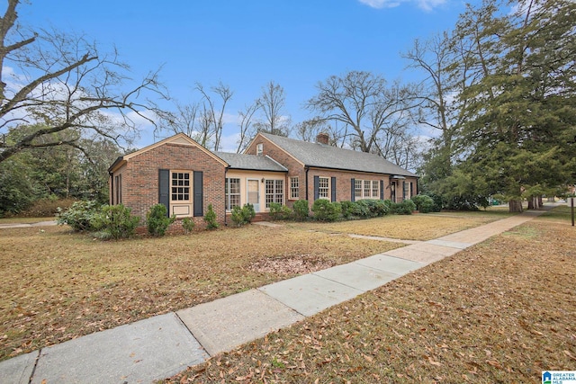 view of front of house with a front lawn