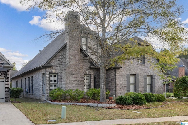 view of front of house featuring a front yard and a garage