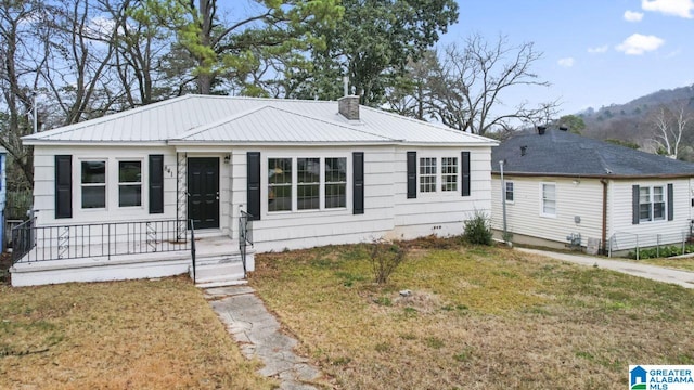 view of front facade with a front lawn