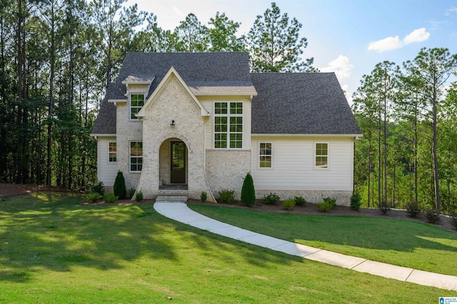 view of front of house featuring a front lawn