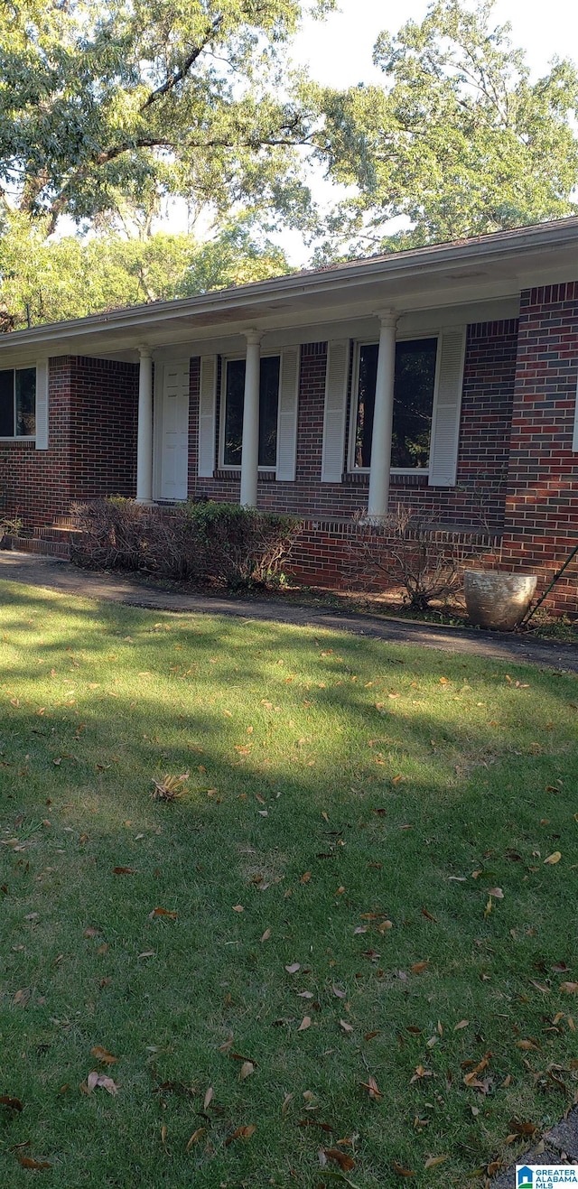 ranch-style house featuring a front yard