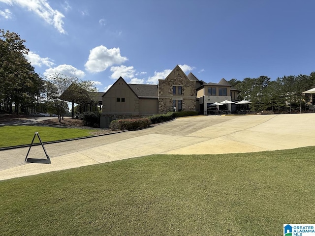 view of front facade with a front yard