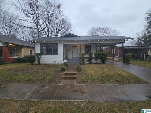 view of front of property featuring a front lawn and a carport