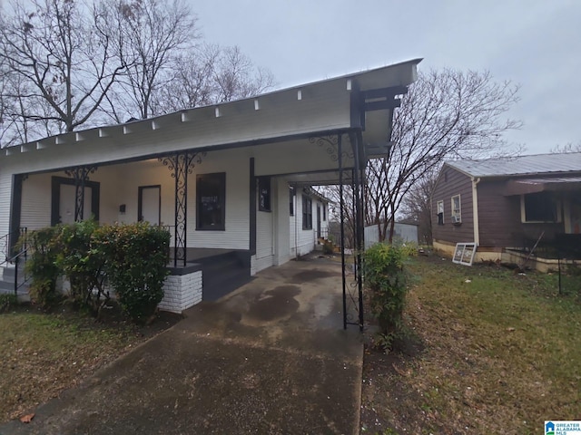 view of front of property featuring covered porch