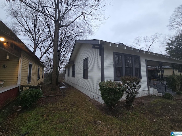 view of side of property featuring a lawn