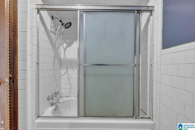 bathroom with enclosed tub / shower combo