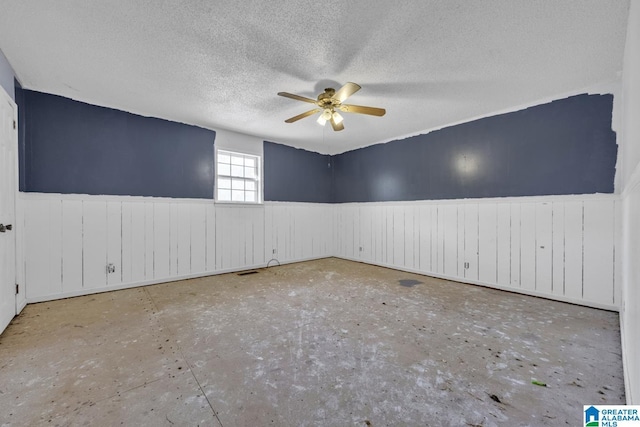 spare room featuring ceiling fan and a textured ceiling