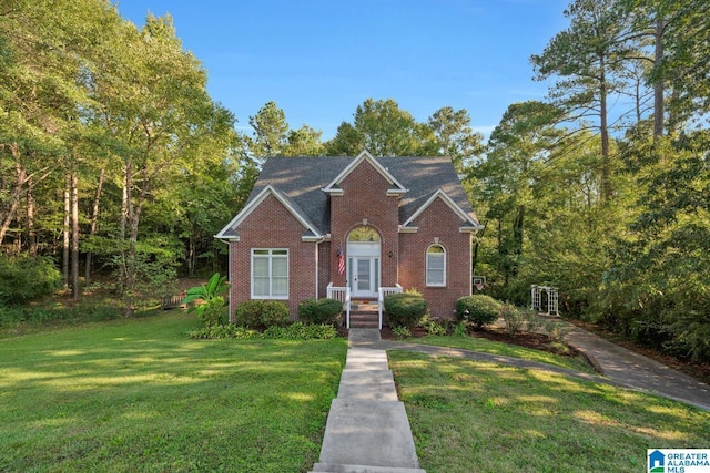 view of front of property featuring a front yard