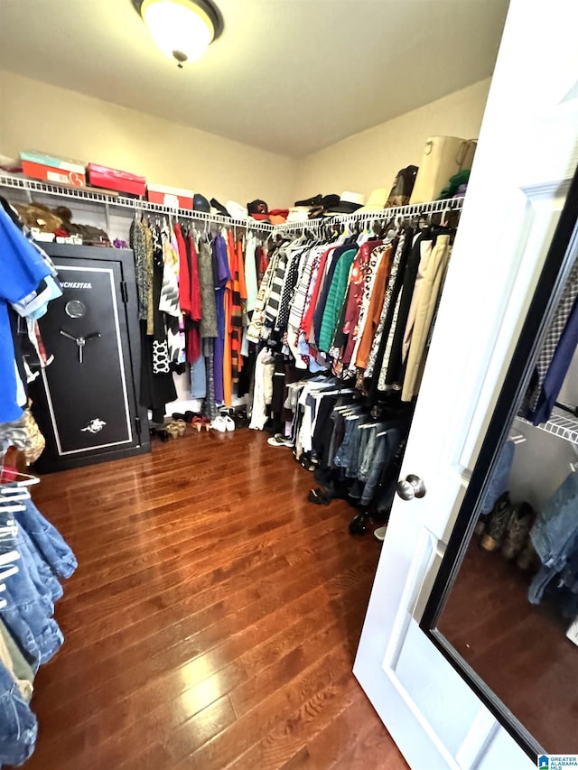 walk in closet with hardwood / wood-style floors