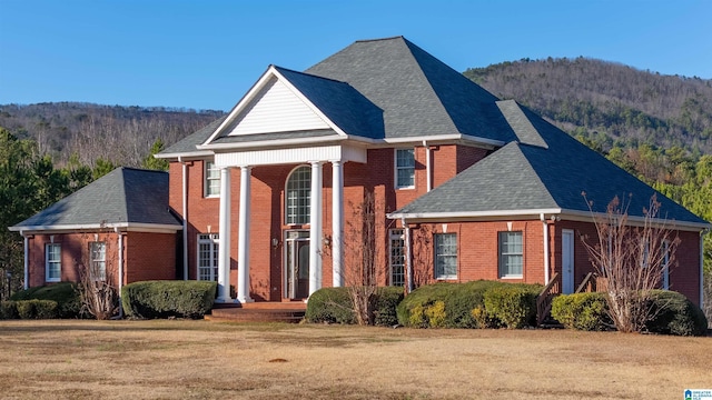 view of front of home featuring a front yard and a mountain view