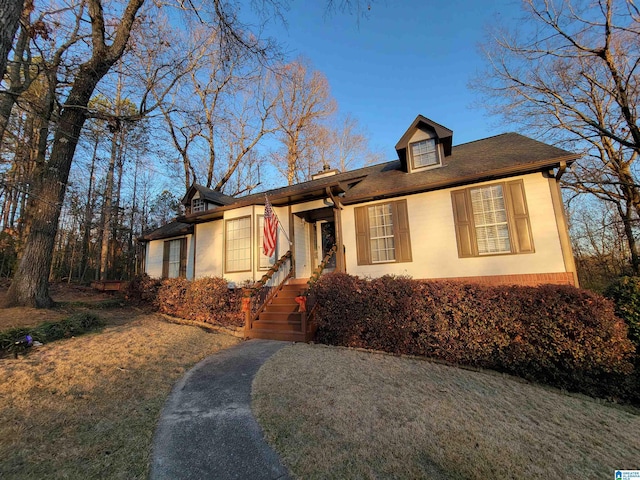 view of front of property featuring a front lawn