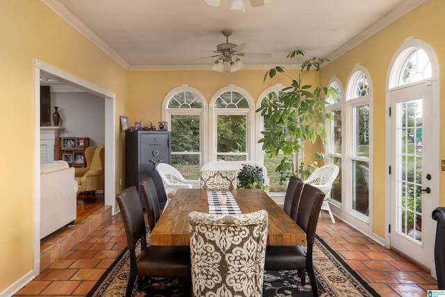 sunroom with ceiling fan