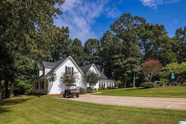 view of front of home featuring a front lawn