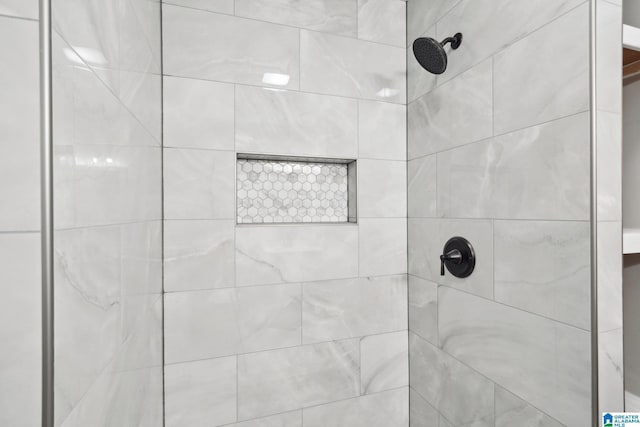 bathroom featuring a tile shower