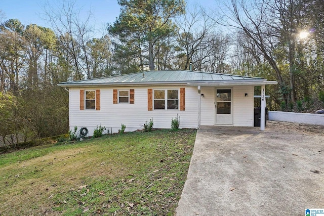 ranch-style home featuring a front yard