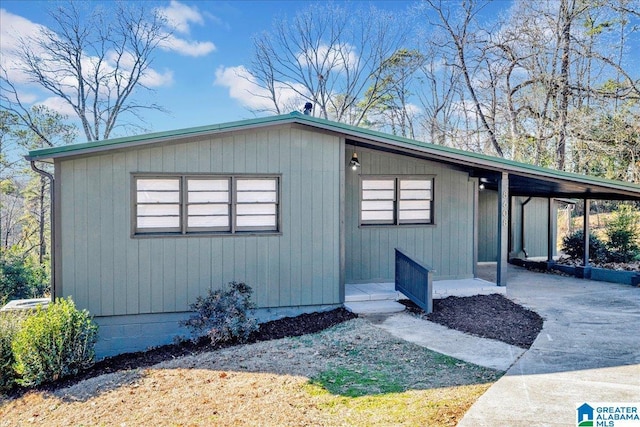 view of front facade with a carport