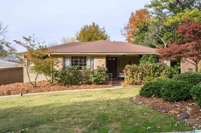 ranch-style house featuring a front yard