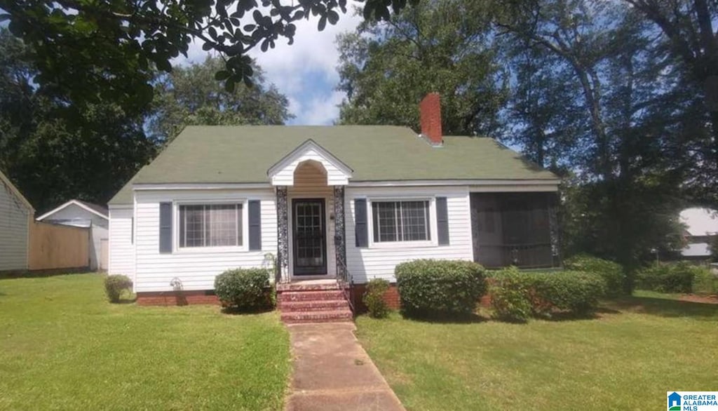 view of front of house featuring a front lawn