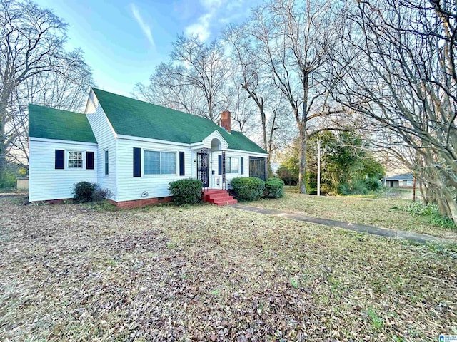 view of front of property featuring a front lawn