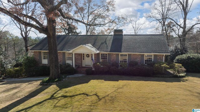 ranch-style home featuring a front lawn