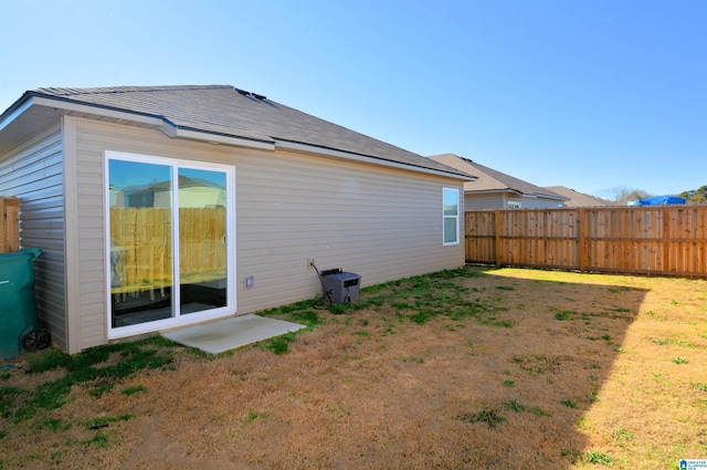 back of house featuring a lawn