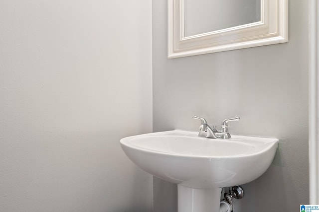 bathroom featuring sink