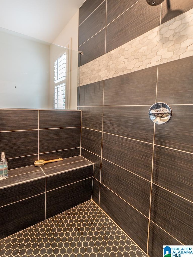 bathroom featuring a tile shower