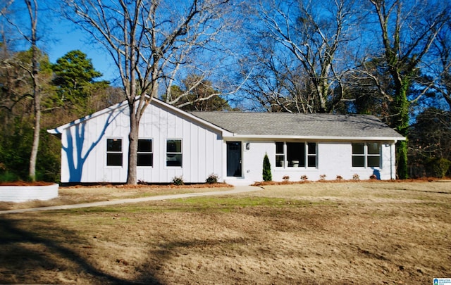 view of front of property featuring a front lawn