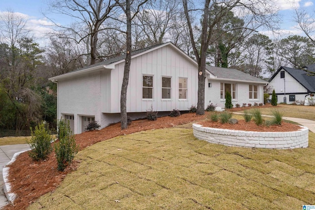 view of front of house with a front yard