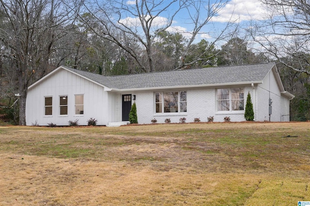 view of front facade featuring a front lawn