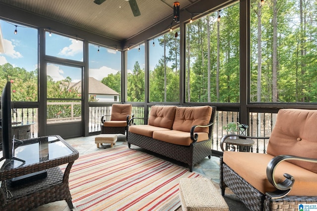 sunroom with ceiling fan