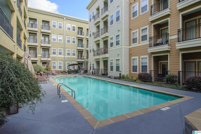 view of swimming pool