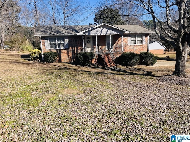 single story home featuring a front yard